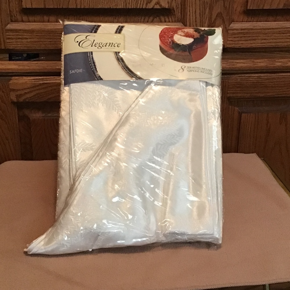 NWT Elegance Collection tablecloth set with 8 napkins, 60 x 102 inches